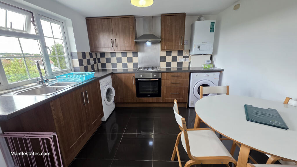 KITCHEN / DINER AREA