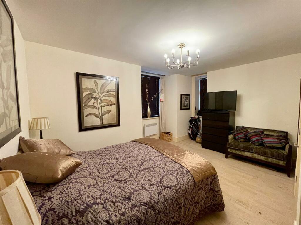 1 Wolf Grange bed.jpg