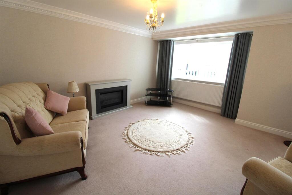 LOUNGE DINING ROOM