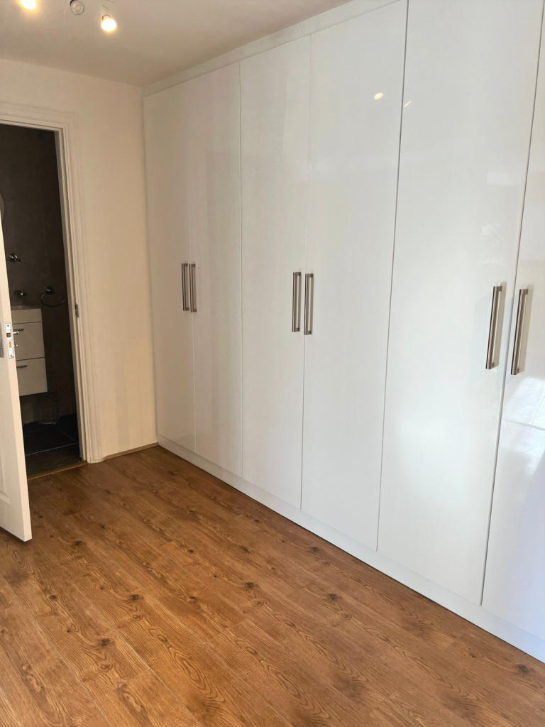 WALK-IN-WARDROBE