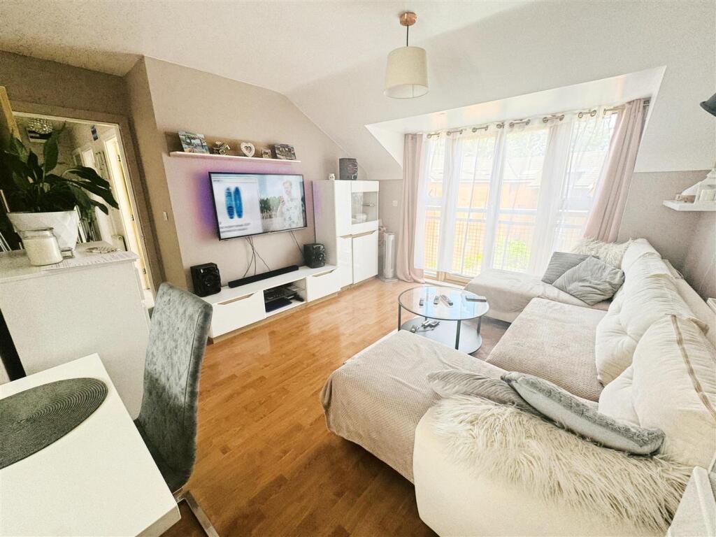 OPEN-PLAN KITCHEN/DINING/LIVING ROOM