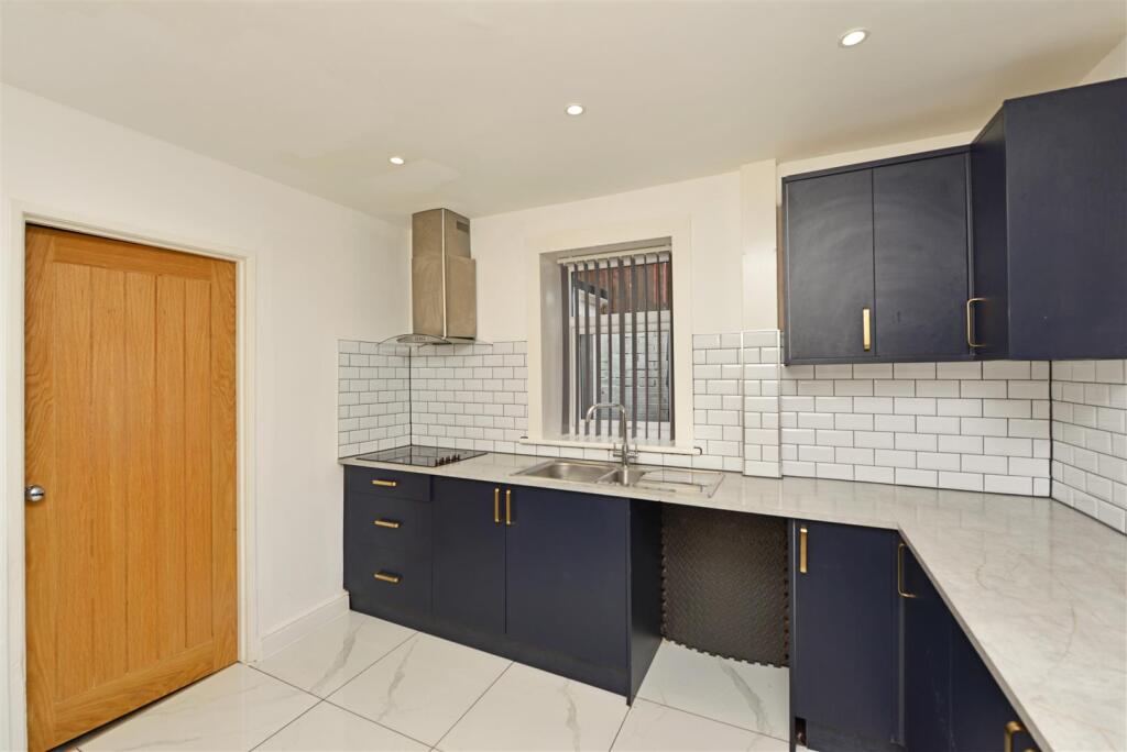 Fitted Breakfast Kitchen: