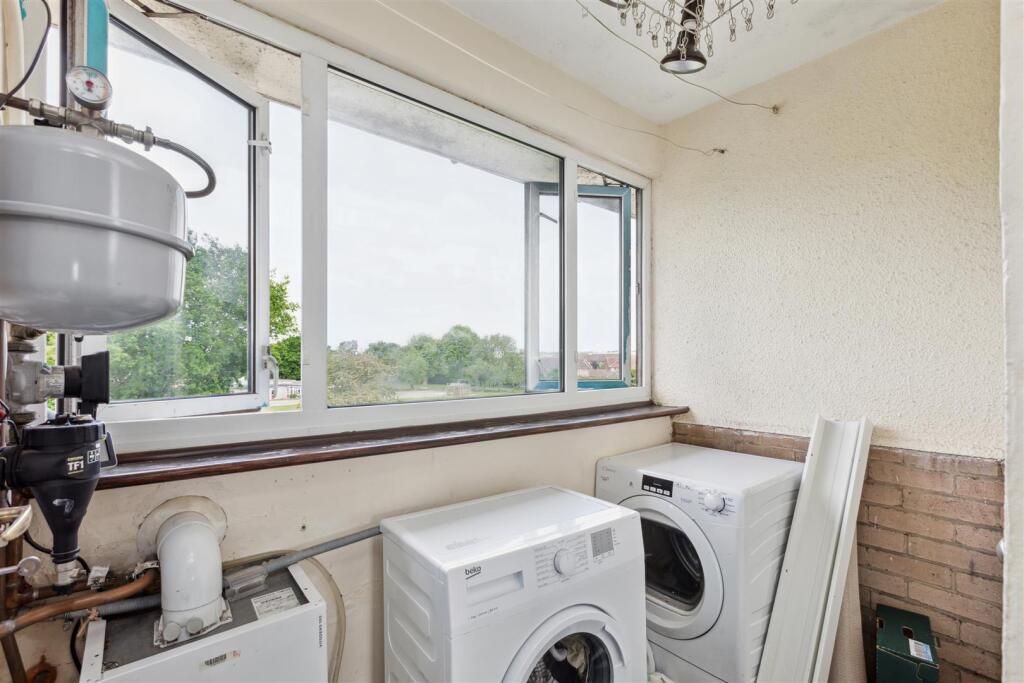 36 Balmoral Dr, Borehamwood WD6 2RD_017.jpg