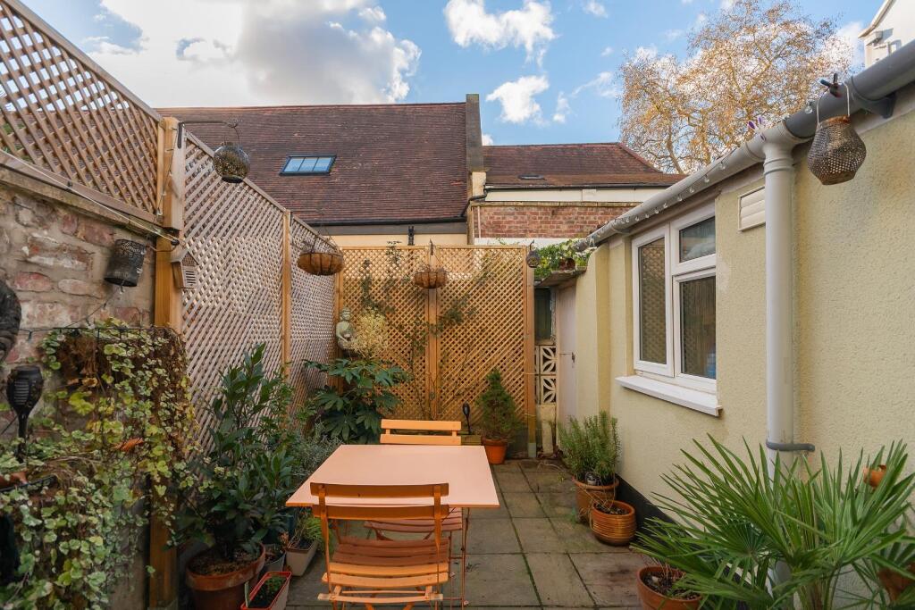 0M2SVP - External F.jpg