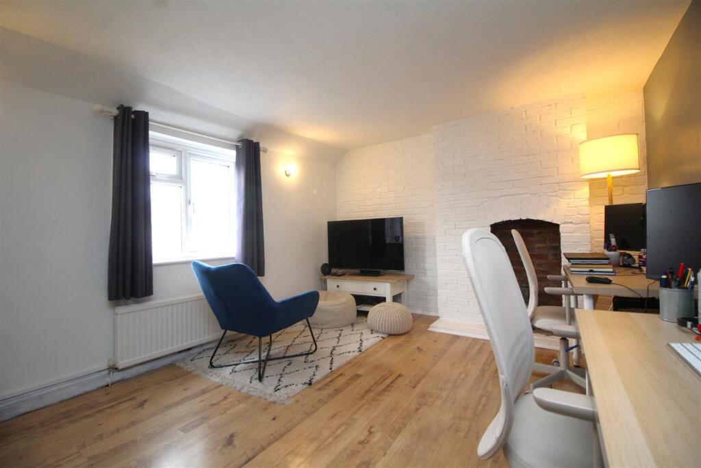 third bedroom 2 .JPG