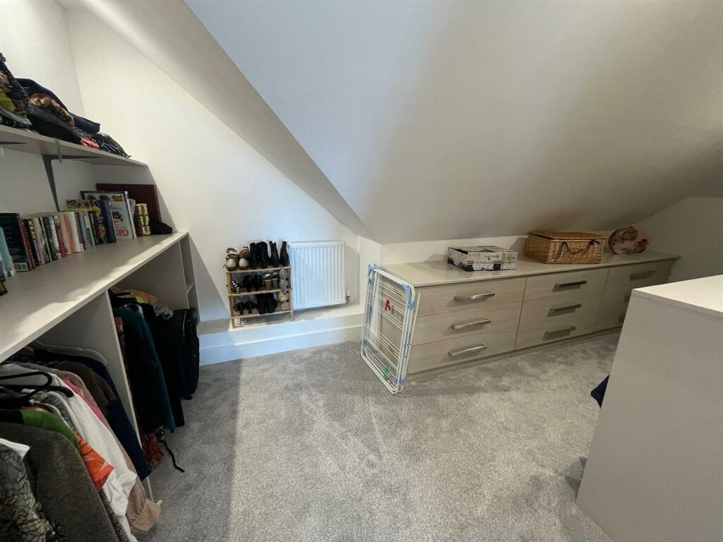 WALK IN WARDROBE &amp; DRESSING AREA