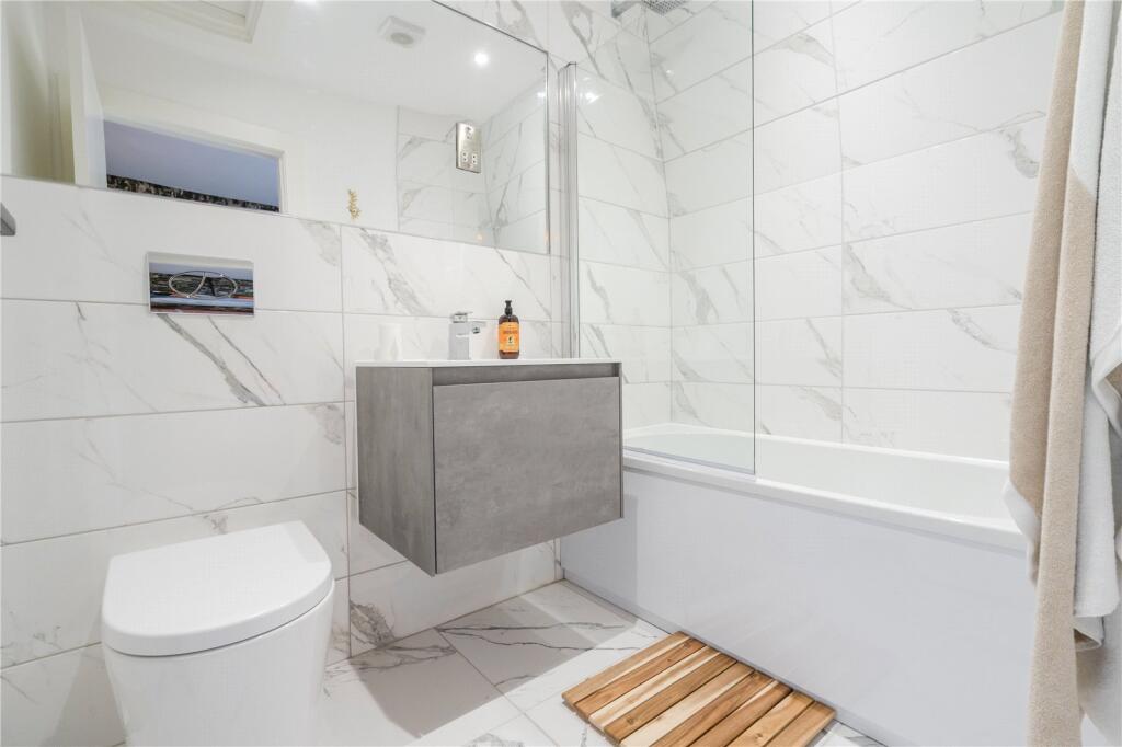 En-Suite Bathroom