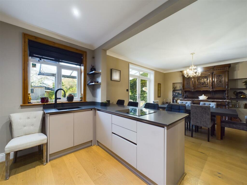 KITCHEN/DINING ROOM