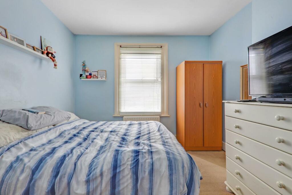 12-046bJHPropWpen - 39 Green Lane - 34-medium.jpg