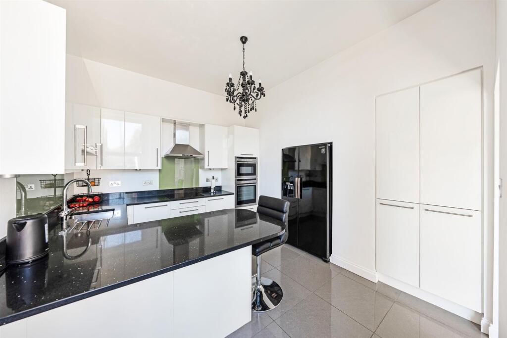Kitchen 2.jpg