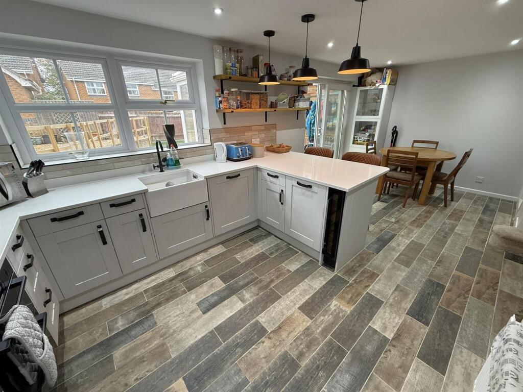 Modern Fitted Kitchen / Diner
