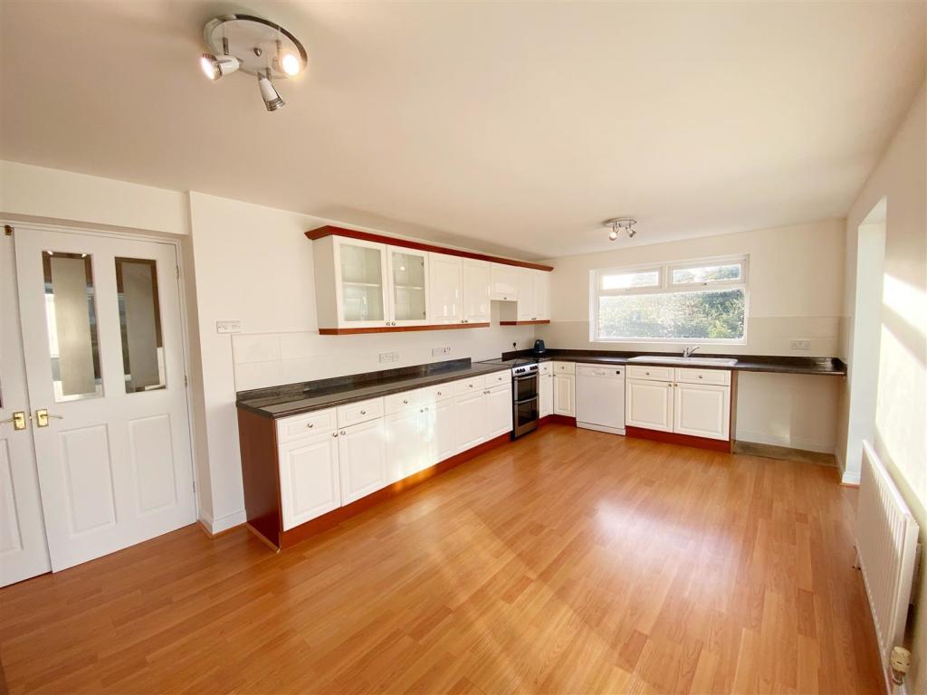 Kitchen pic 2.jpg