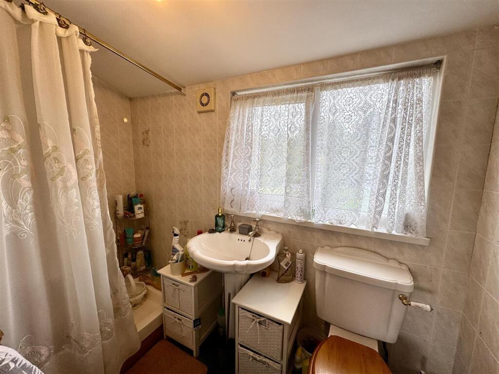 EN SUITE SHOWER ROOM