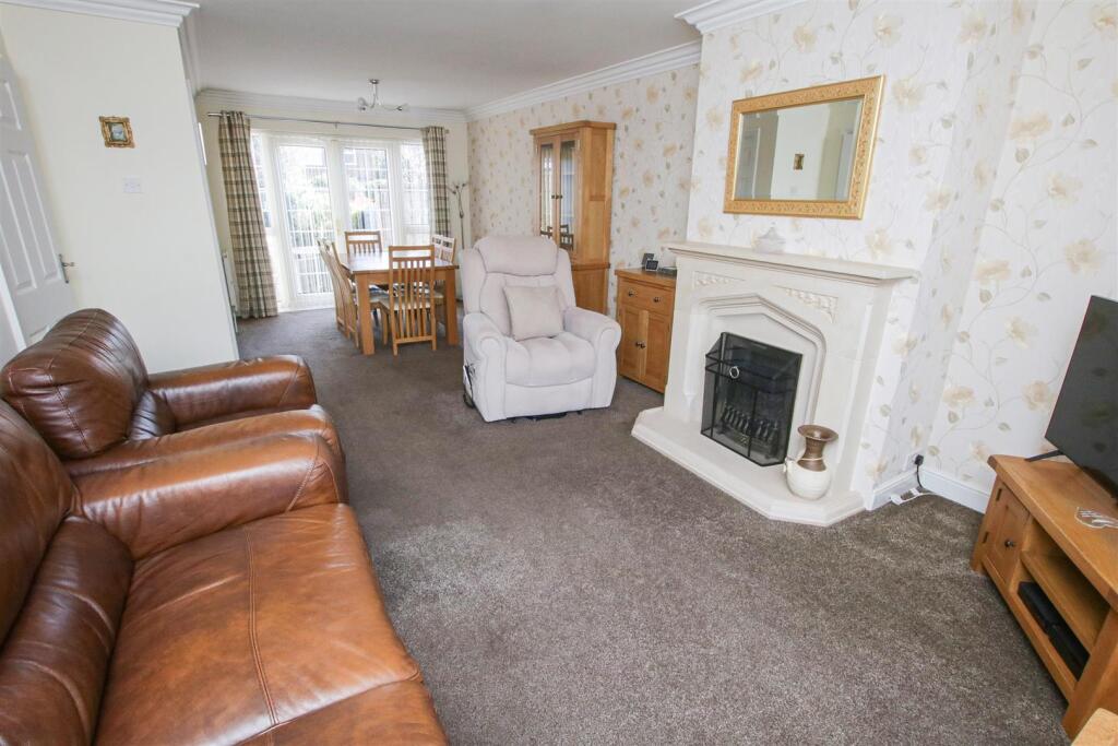 OPEN PLAN LOUNGE/DINING ROOM