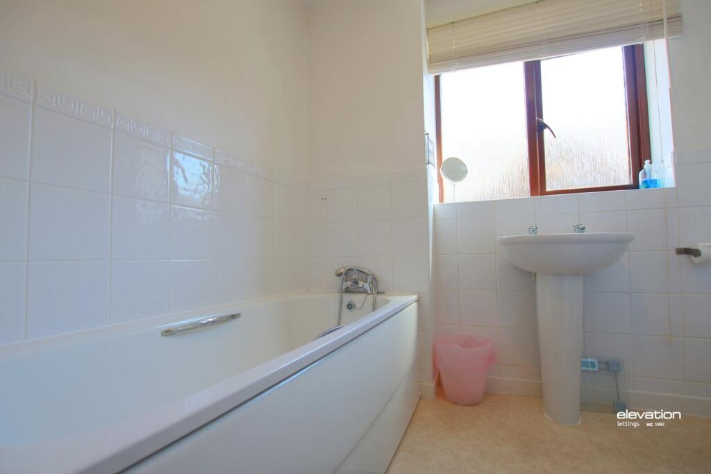 Main Bathroom 