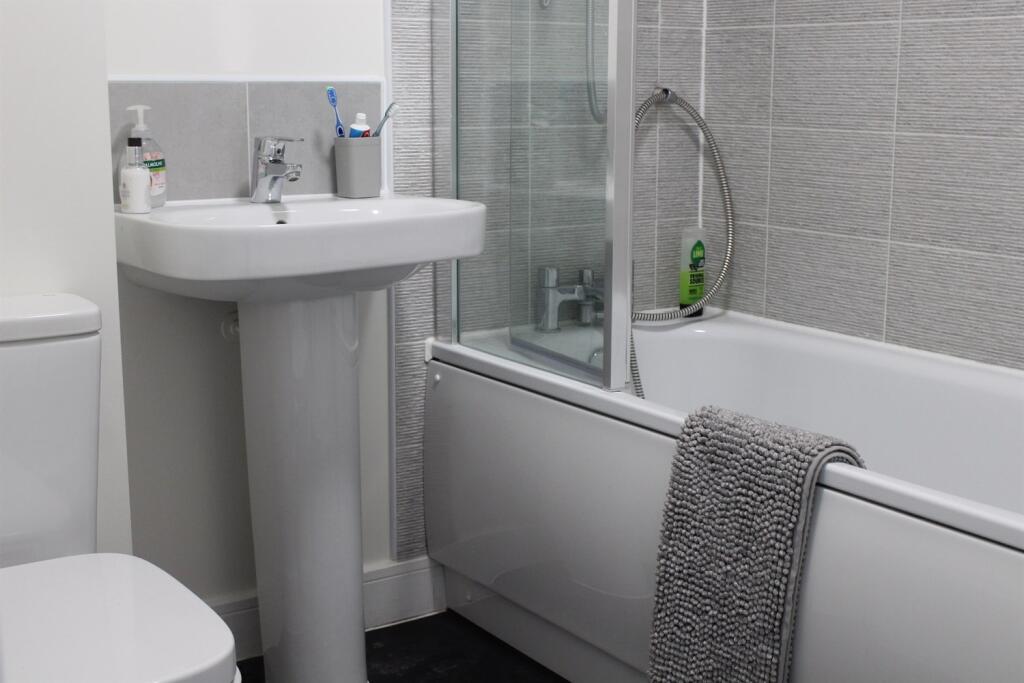 Bathroom (Main)