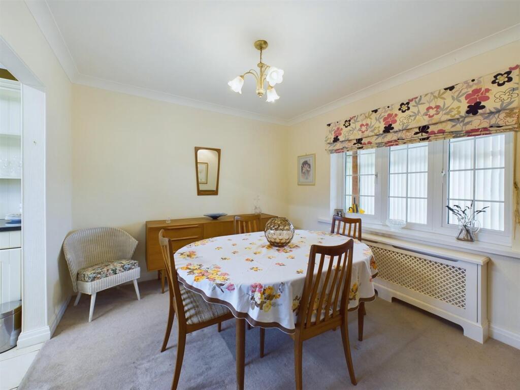 Dining room: