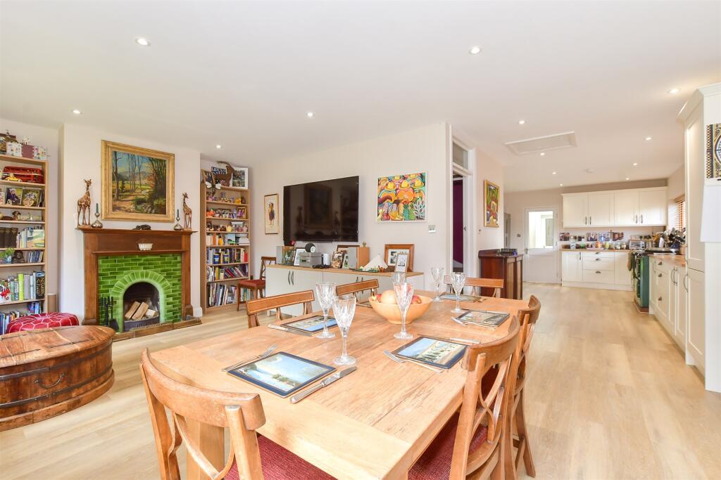 Lounge/Dining Area