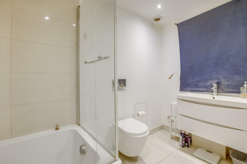 Flat 1, 27 High Street, HP11 2AG-9.jpg