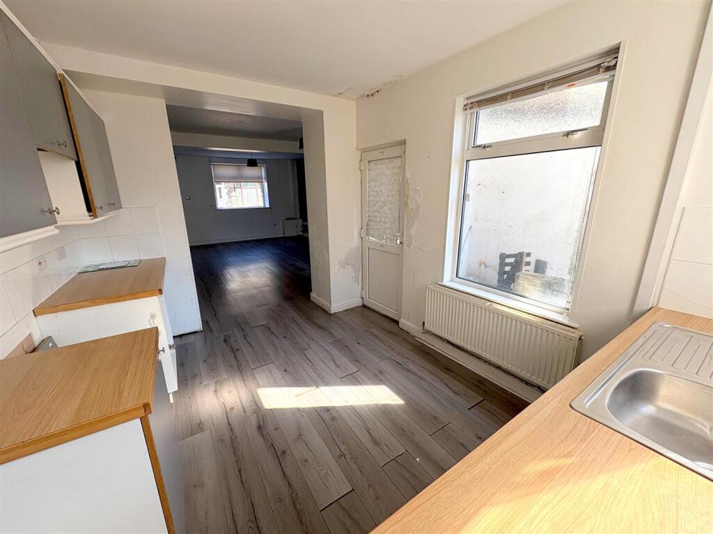 Kitchen b.jpg