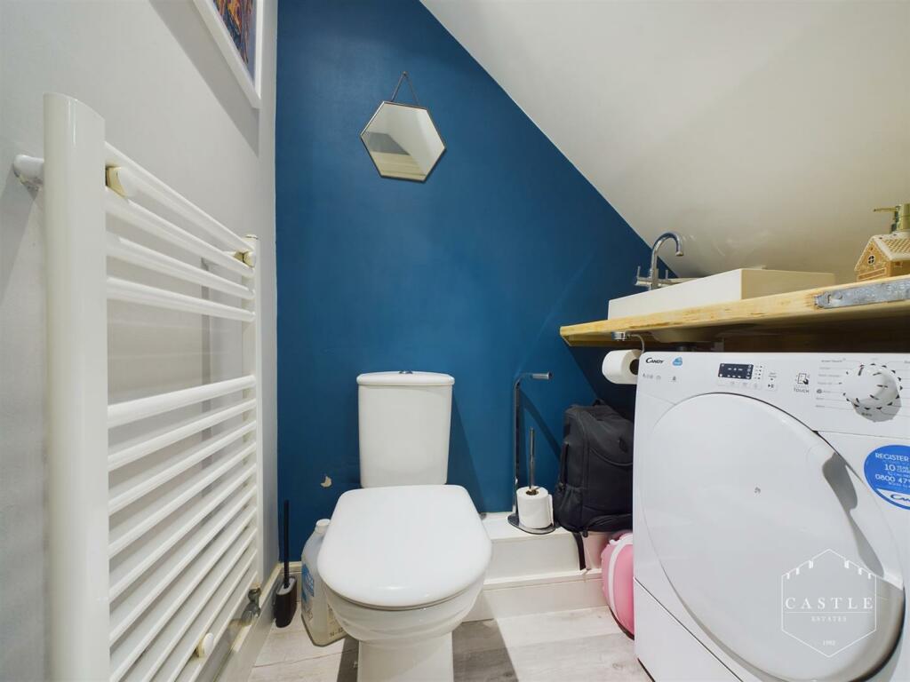 GUEST CLOAKROOM