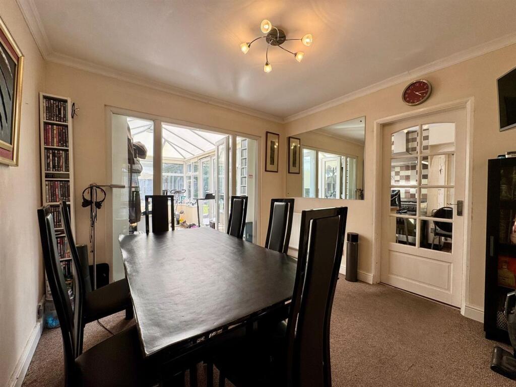 Dining room (1).jpg