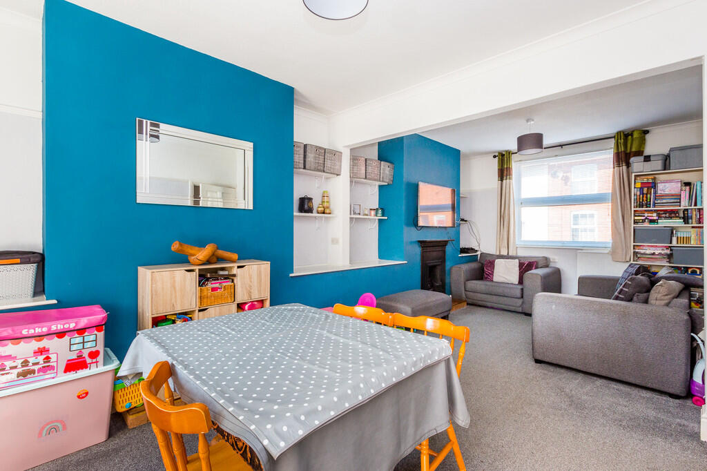 Lounge/Dining Roo...