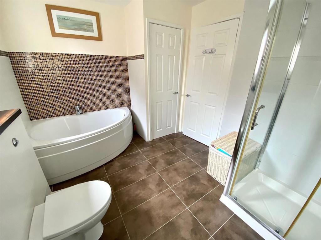 woodward court 14 bathroom 2.jpg