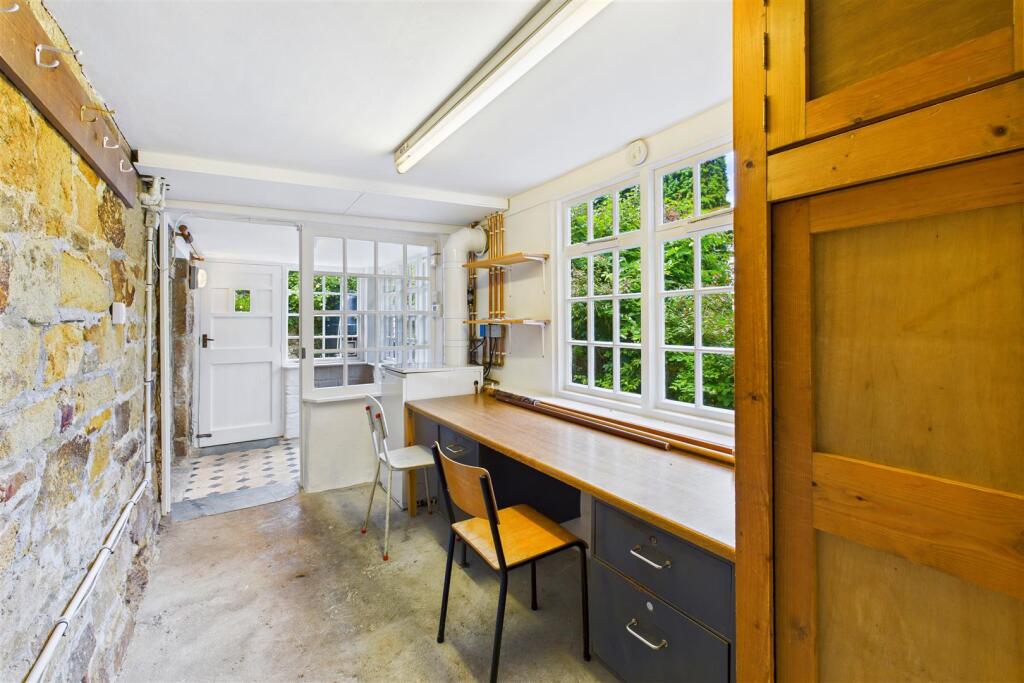 Manuels Farmhouse Office-Store