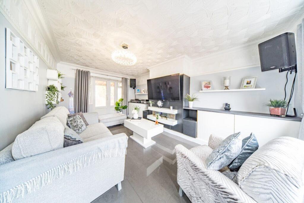 31 Windsor Road lounge.jpg