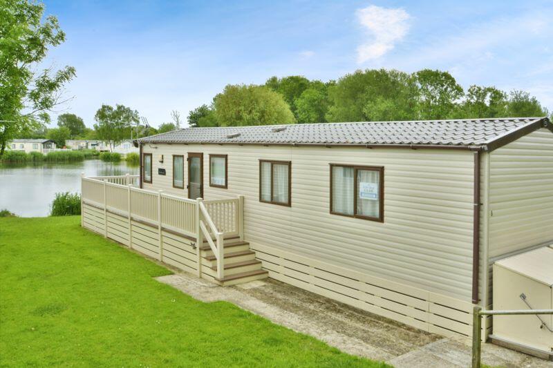 Detached holiday home next to the lake