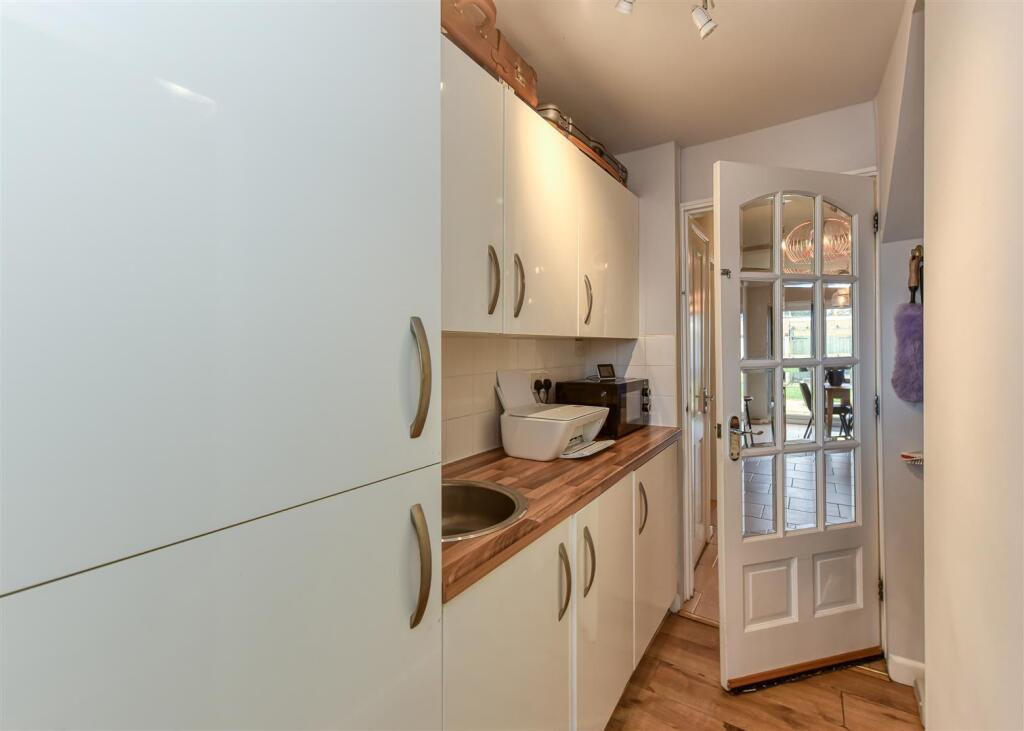 13 The Square-laundry.jpg