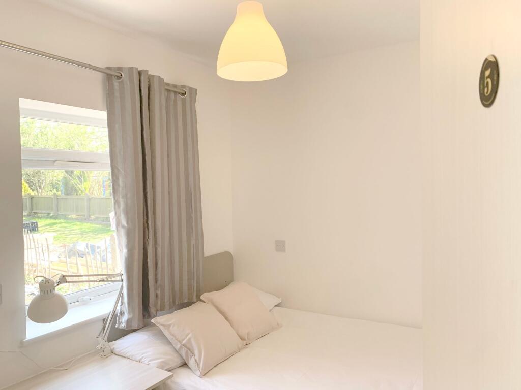 Bright and cozy single bedroom with a comfortab...