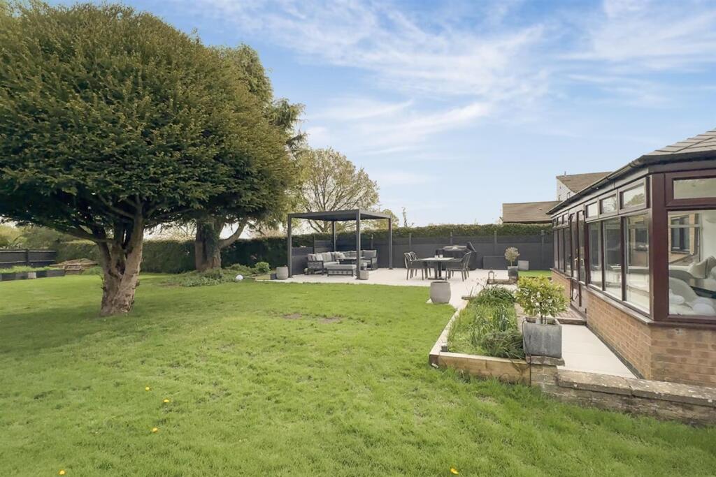 Mayfields, 1 Manor Close