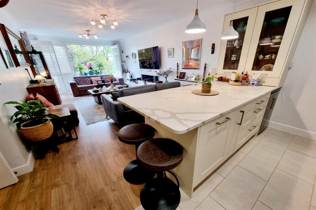 LUXURY KITCHEN/DINER: PIC. 2