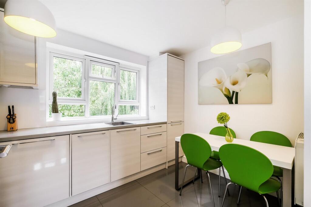 102 Brading Crescent-1_web.jpg