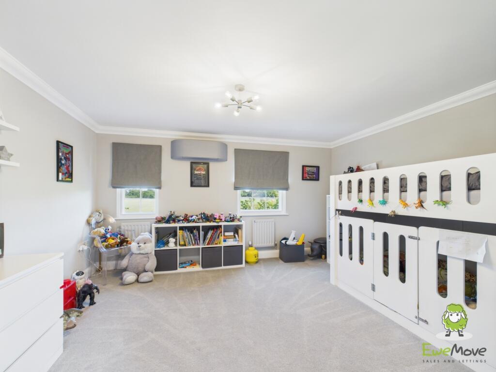 CAM03778G0-PR0247-STILL028