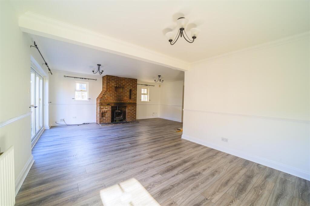 74 Hookhams Lane-lounge-13.jpg