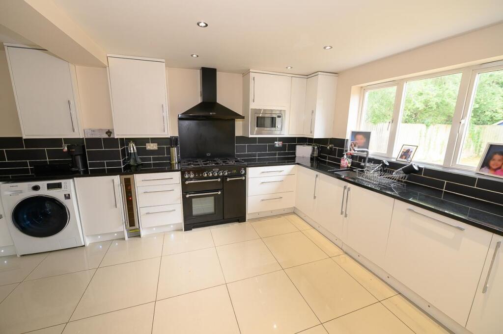 Kitchen pic 2.jpg