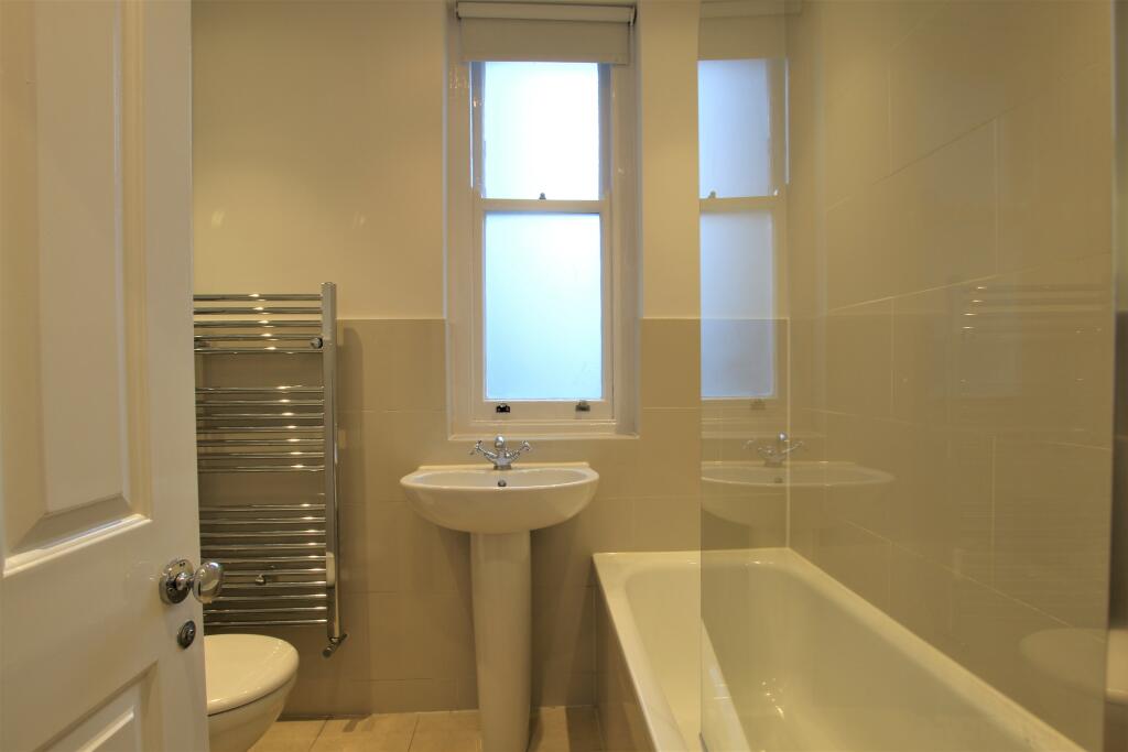 9 bathroom .JPG