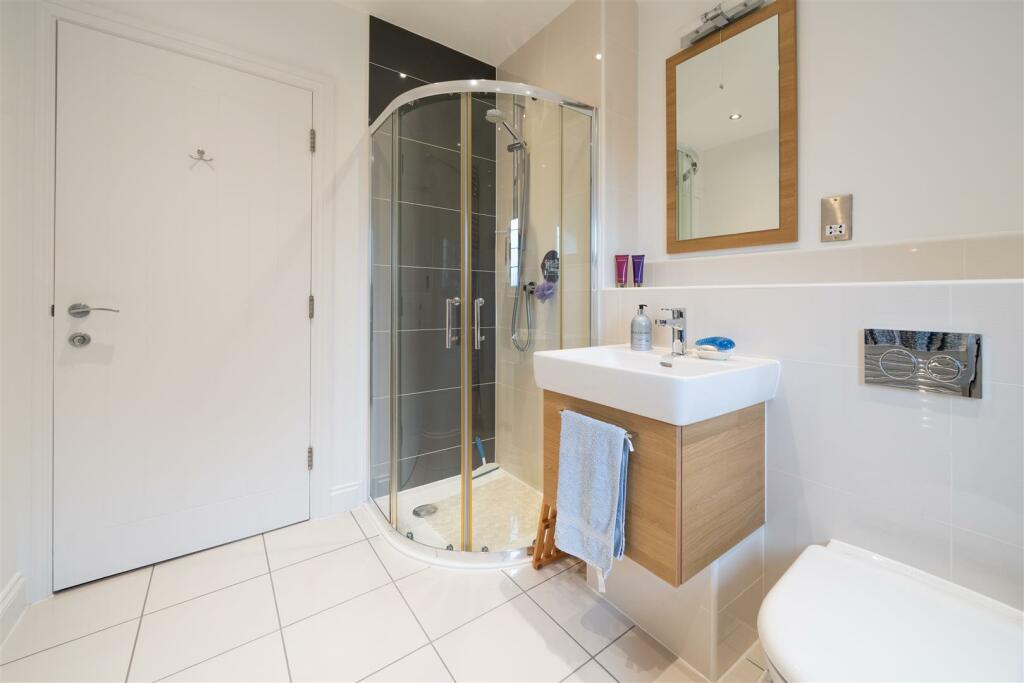 Bathroom 1-3.jpg