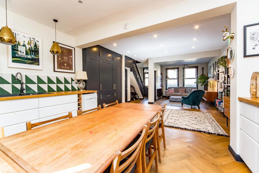 Elphinstone Road, E17