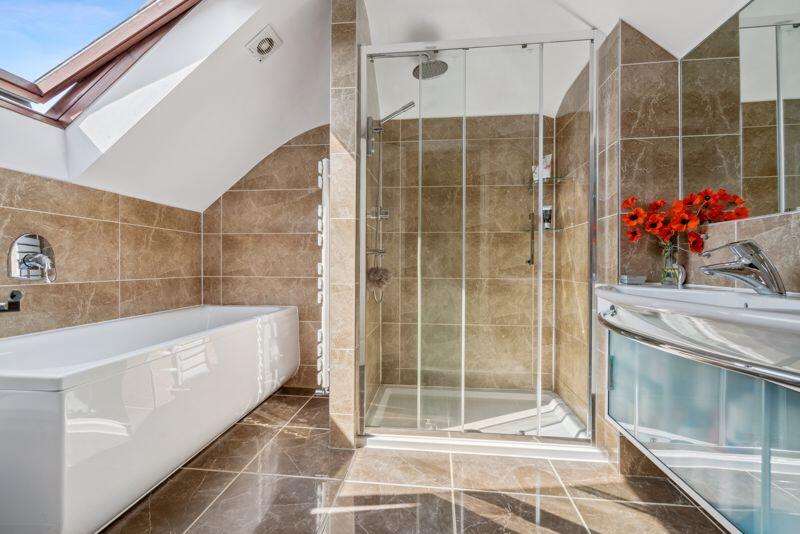 ensuite bath/shower room