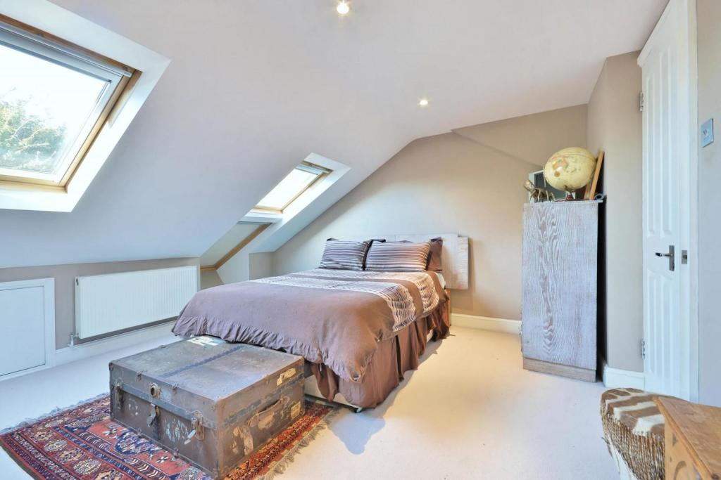 Second Floor 14'5 Bedroom Suite