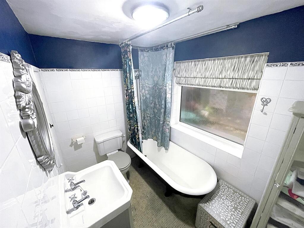 27 Cambridge St_bathroom_01.jpg