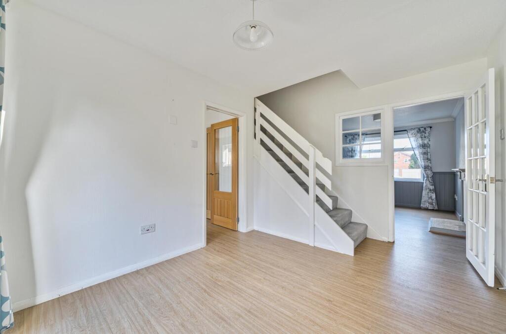 31 Harmans Way, Weedon