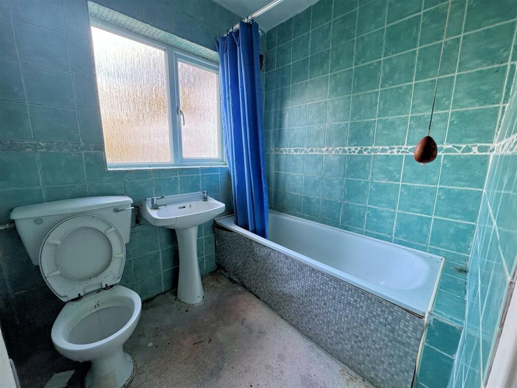 Bathroom 2.jpg