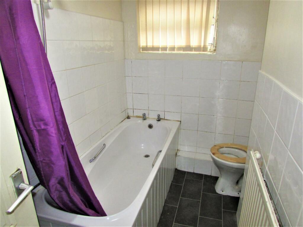 DovedaleSt14bath.JPG
