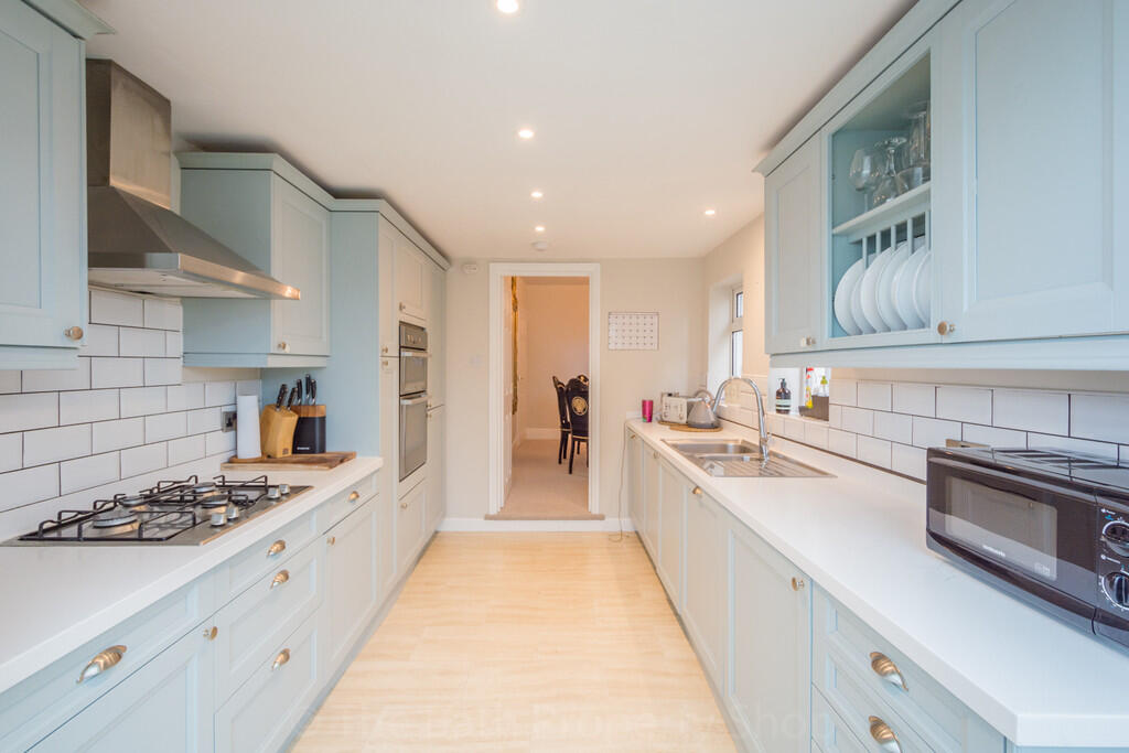 27 Combe Road New...