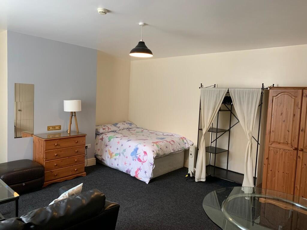 Living Space/ Bed...